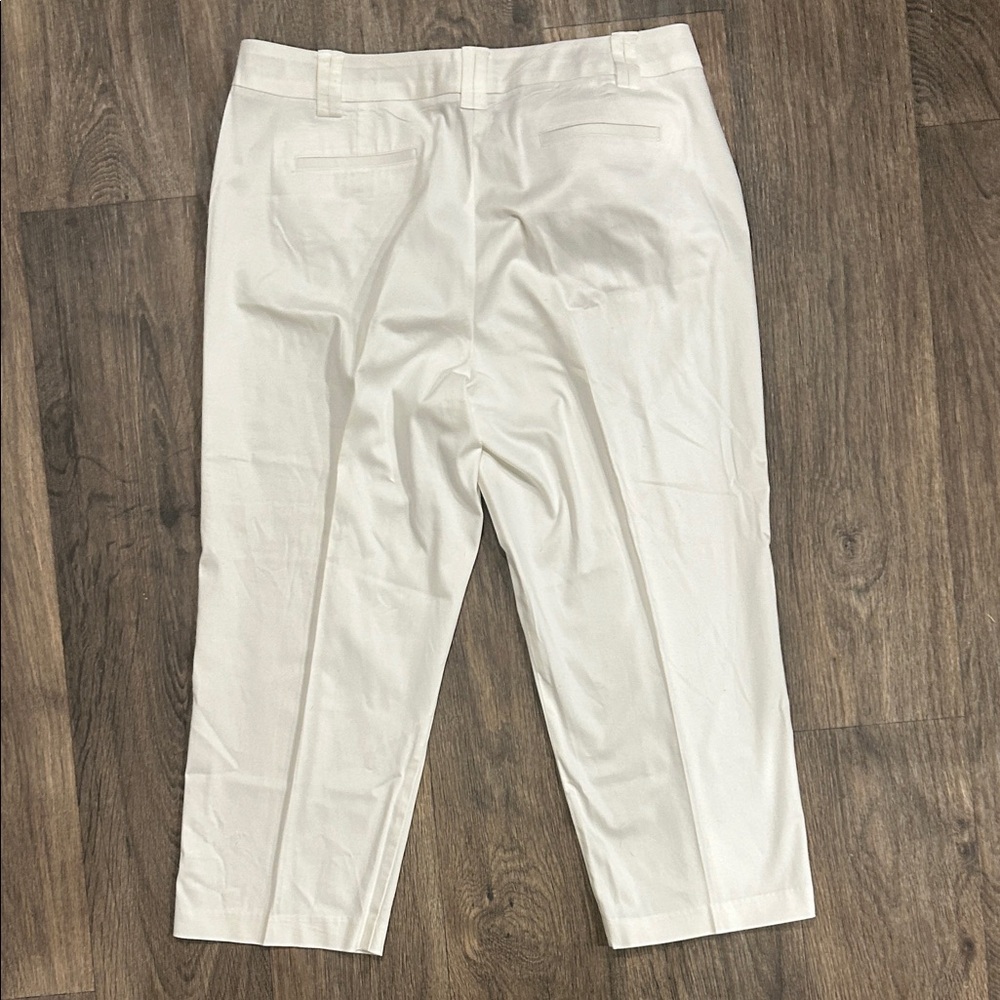 Covington Women's White Cargo Shorts - Picture 2 of 3